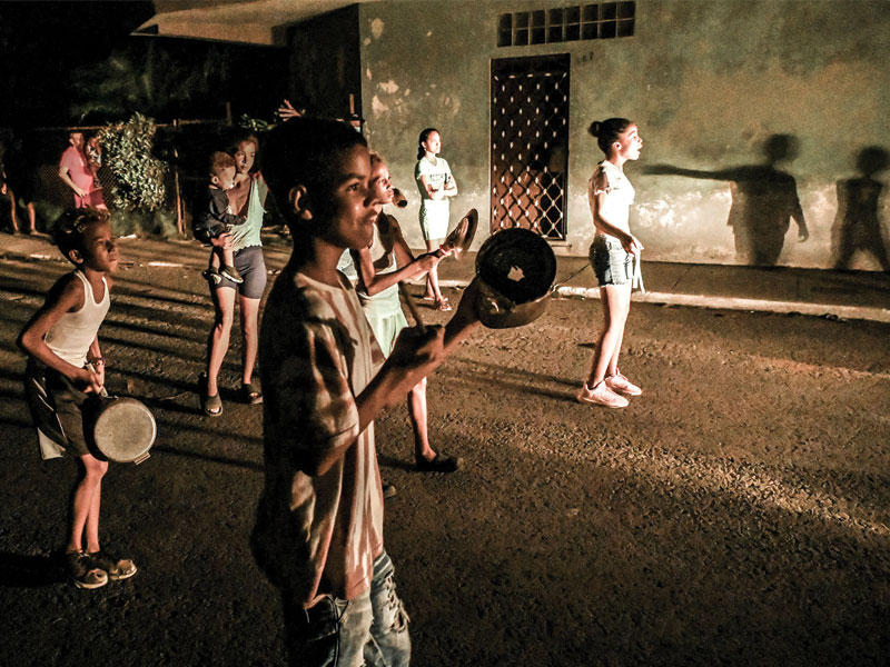 سكان هافانا يغلقون بعض الطرق وقاموا بقرع الآواني والمقالي احتجاجاً على استمرار انقطاع الكهرباء والمياه