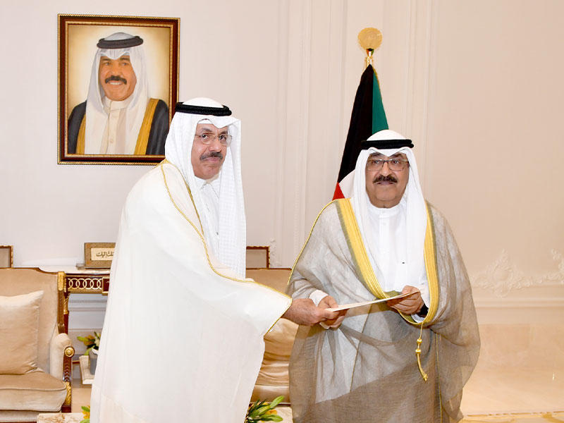 ولي العهد يتسلم كتاب الاستقالة من رئيس الوزراء أمس