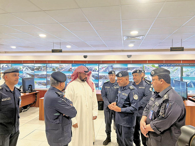 الخالد متفقداً مبنى العمليات المرورية أمس