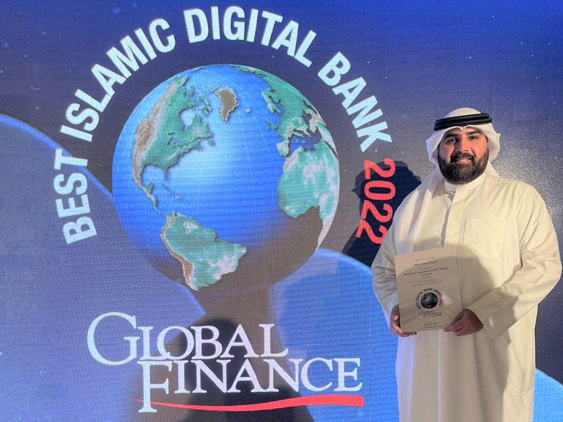 محمد الياسين متسلماً الجائزة