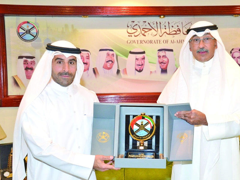 محافظ الأحمدي الشيخ فواز الخالد مستقبلا الشيخ صباح أحمد السالم