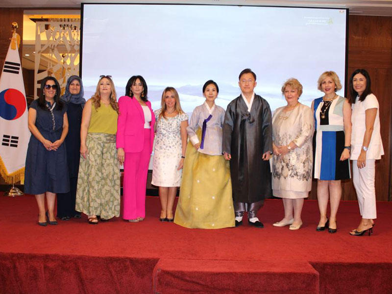 السفير الكوري وزوجته يتوسطان سيدات «المرأة الدولية»