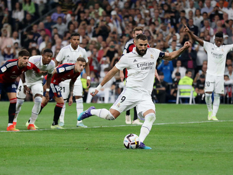 بنزيمة نجم ريال مدريد لحظة تسديده لركلة الجزاء