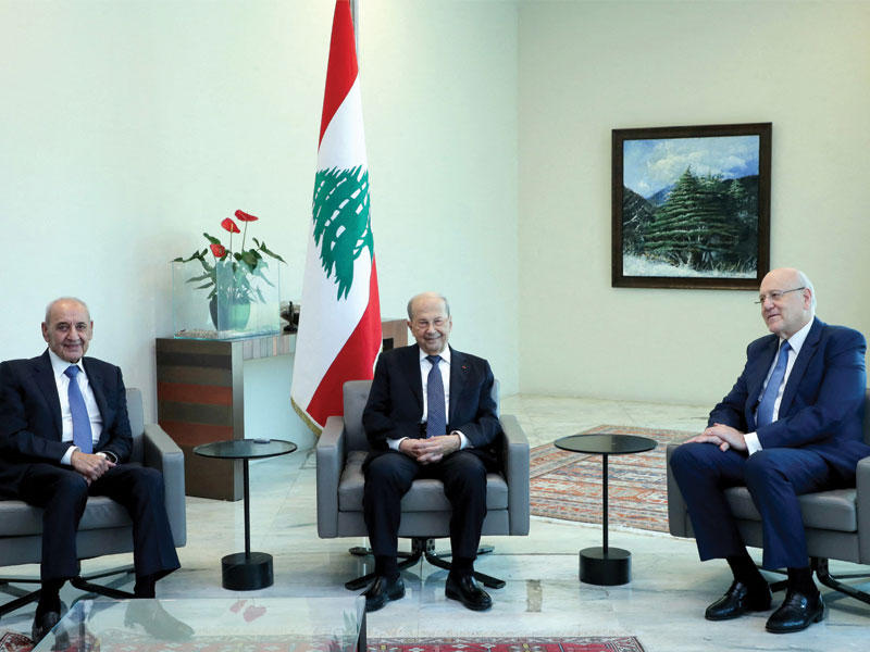 عون متوسطاً ميقاتي وبري في بعبدا أمس (دالاتي ونهرا)