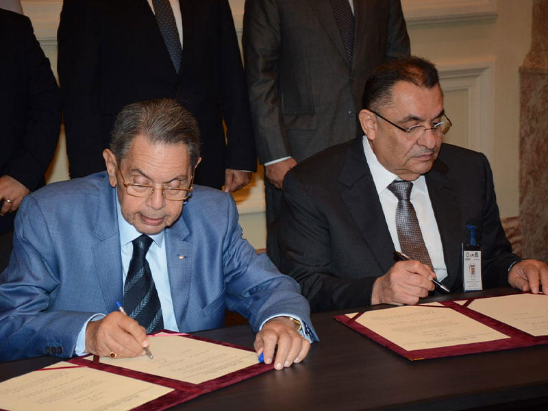 الصقر خلال توقيعه الاتفاقيات مع الجانب المصري