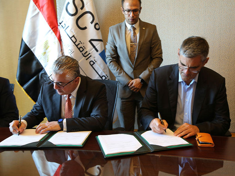 نائب رئيس شركة أجيليتي طارق سلطان ورئيس المنطقة الاقتصادية لقناة السويس وليد جمال الدين خلال توقيع الاتفاقية