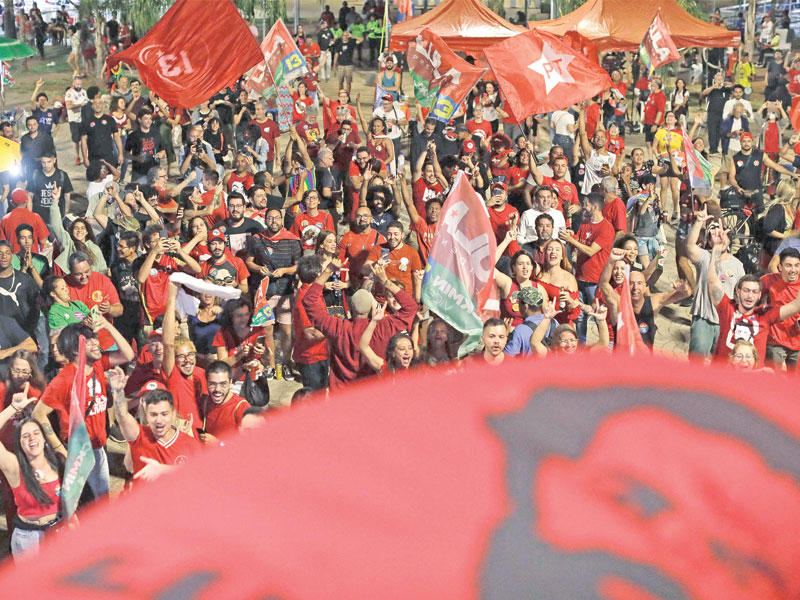 مؤيدو لولا يحتفلون بالنتيجة في برازيليا (أ ف ب)