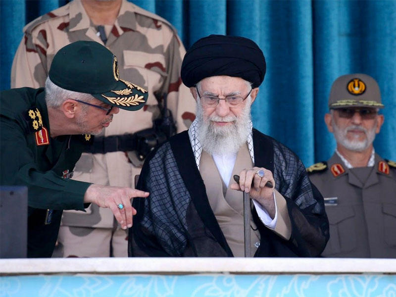 خامنئي خلال مشاركته في مراسم بأكاديمية عسكرية في طهران