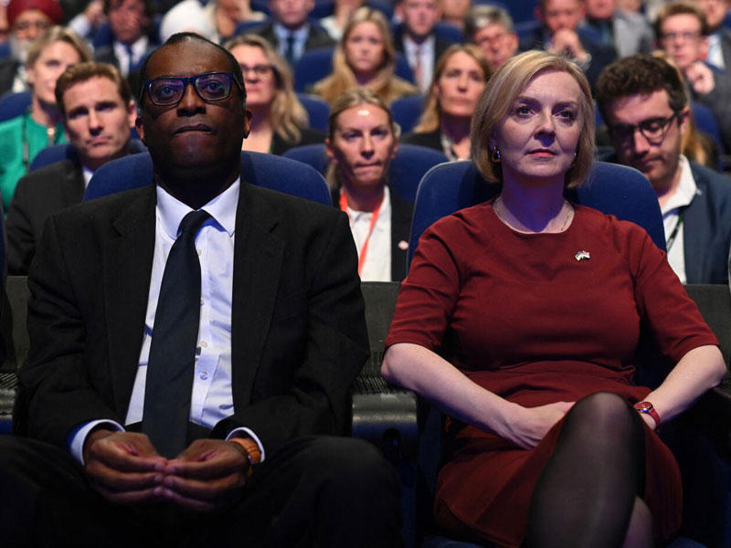 وزير الخزانة كواسي كوارتينغ ورئيسة الوزراء ليز تراس خلال افتتاح المؤتمر السنوي لحزب المحافظين في برمنغهام