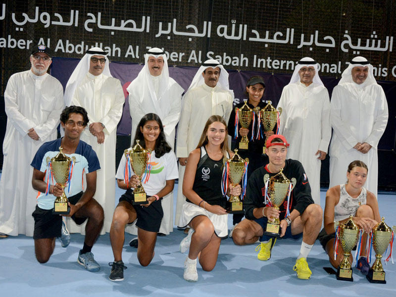 تتويج اللاعبين الفائزين