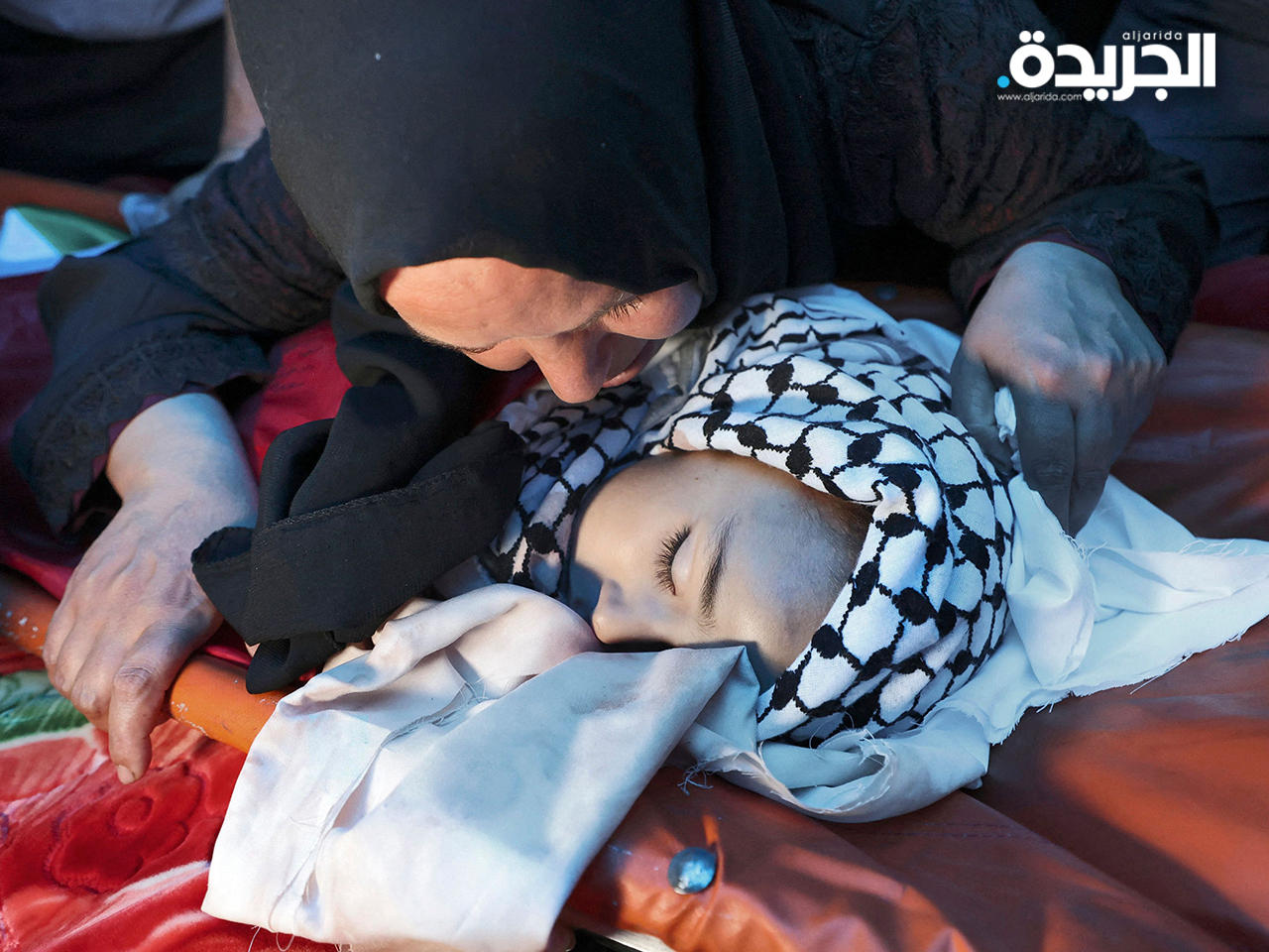 والدة الشهيد الطفل ريان سليمان «7 سنوات» تنعي جثمانه في جنازته في بيت لحم بالضفة الغربية المحتلة