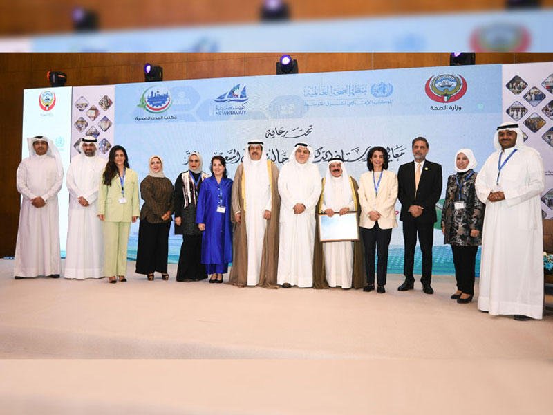 وزير الصحة والنائبة عالية الخالد ومحافظ حولي والعاصمة بالوكالة يتوسطون اللجنة التنسيقية لمدينة ضاحية عبدالله السالم الصحيةt(تصوير نوفل إبراهيم)