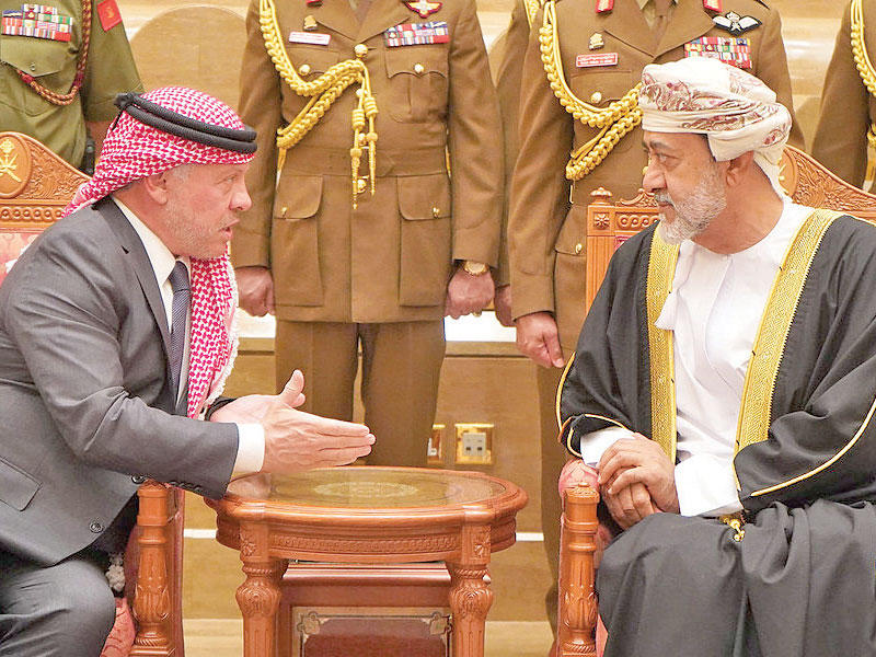 سلطان عمان هيثم بن طارق مستقبلاً ملك الأردن عبدالله الثاني