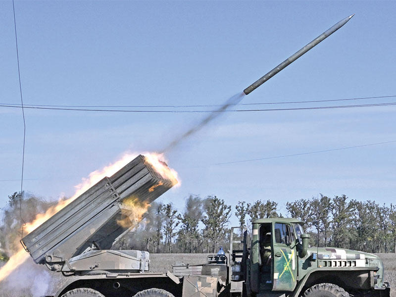 صاروخ لحظة انطلاقه من راجمة صواريخ أوكرانية باتجاه موقع تحتلّه روسيا في جنوب أوكرانيا (أ ف ب)