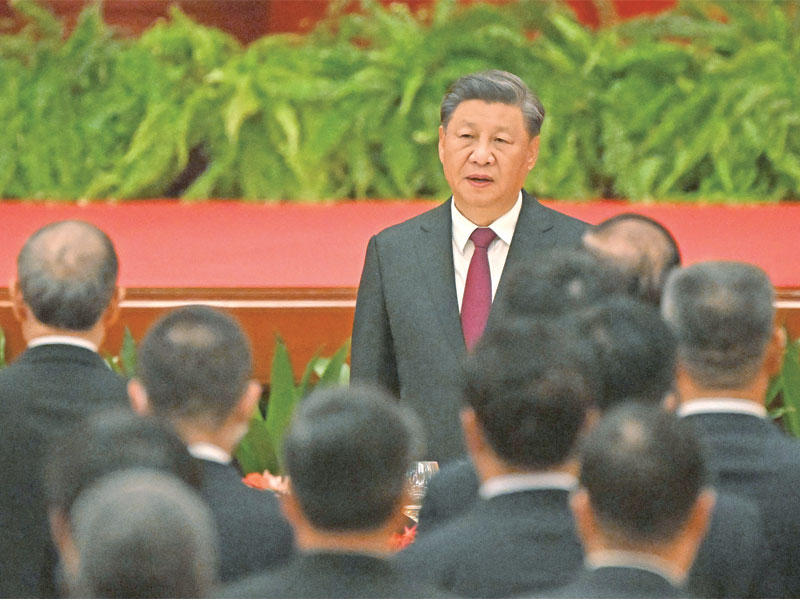 جينبينغ خلال حفل استقبال بقاعة الشعب في 30 سبتمبر (أ ف ب)