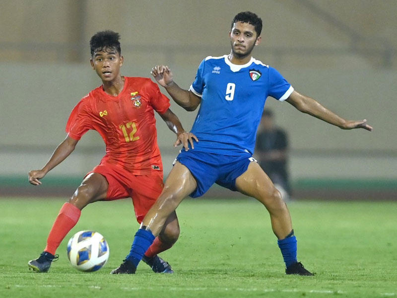 صراع على الكرة بين لاعبي الأزرق وميانمار 