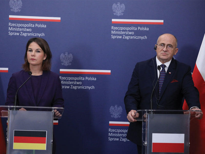 وزيرة الخارجية الألمانية أنالينا بيربوك ونظيرها البولندي زبيغنيو راو