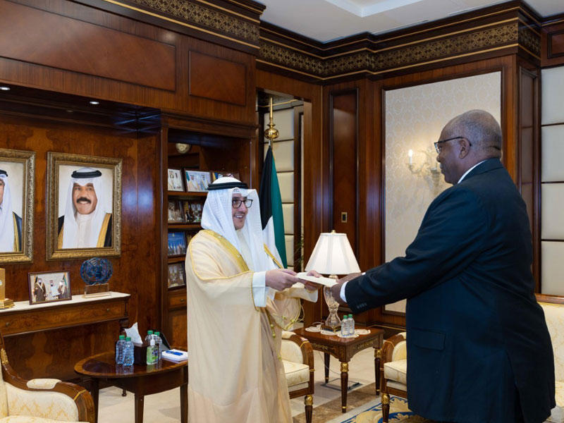 وزير الخارجية الشيخ د. أحمد الناصر يتسلم نسخة من أوراق اعتماد سفير السودان