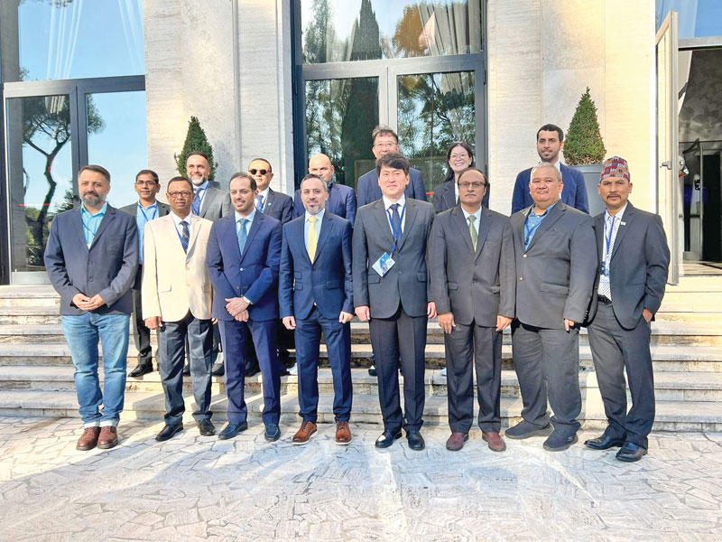 المصور خليل ندوم يتوسط حضور «العمومية»n