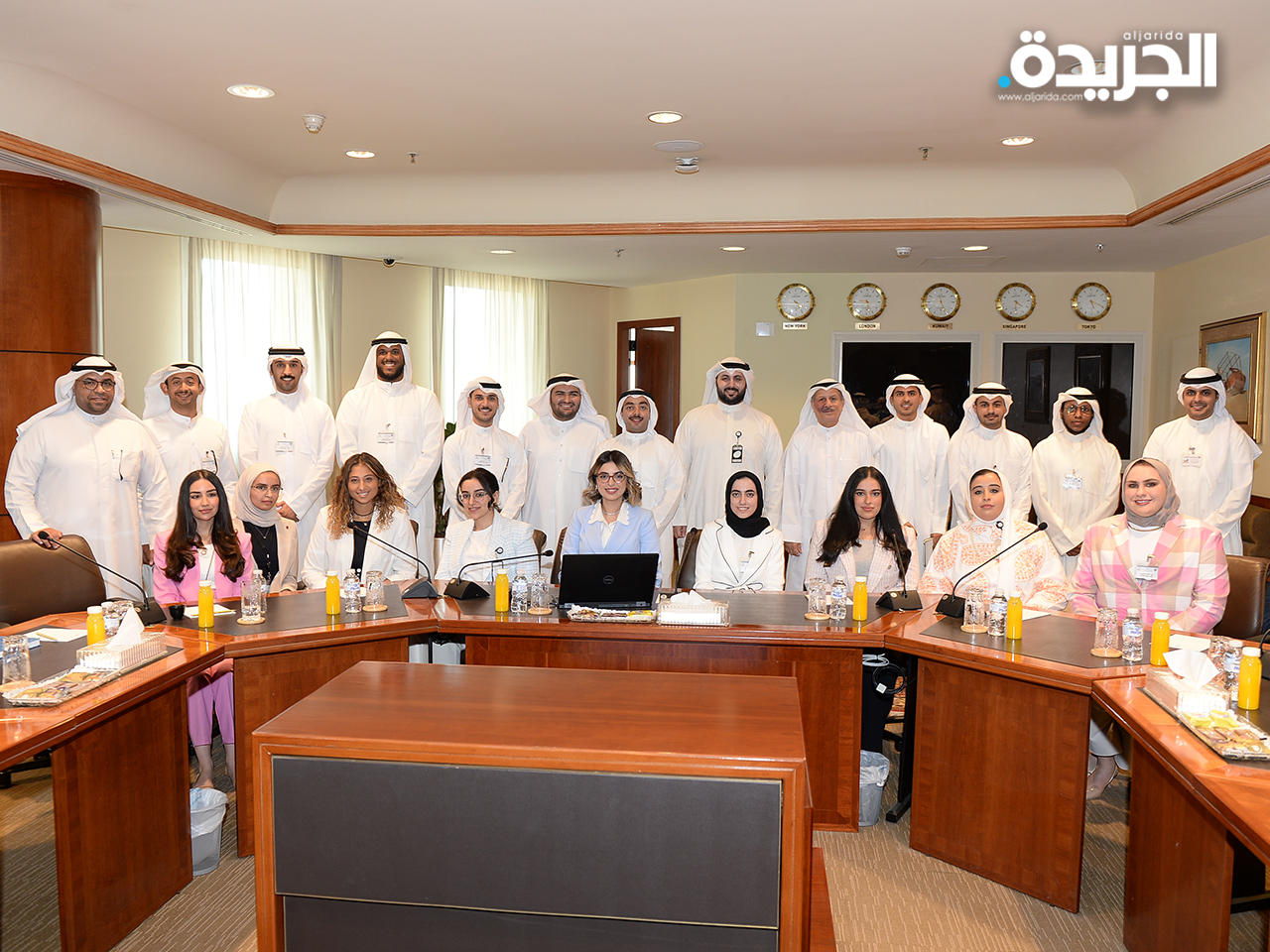 متدربو معهد سعود الناصر الدبلوماسي خلال زيارتهم لغرفة التجارة