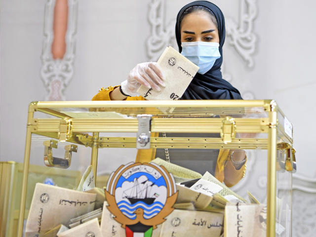 مواطنة تدلي بصوتها في انتخابات مجلس الأمة 2022