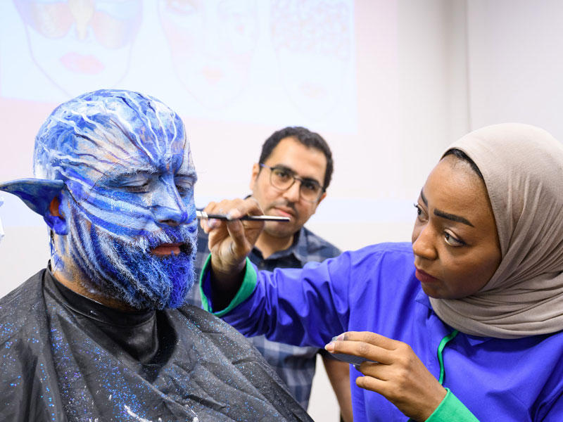 تطبيق المكياج الفانتازي على أحد المشاركين