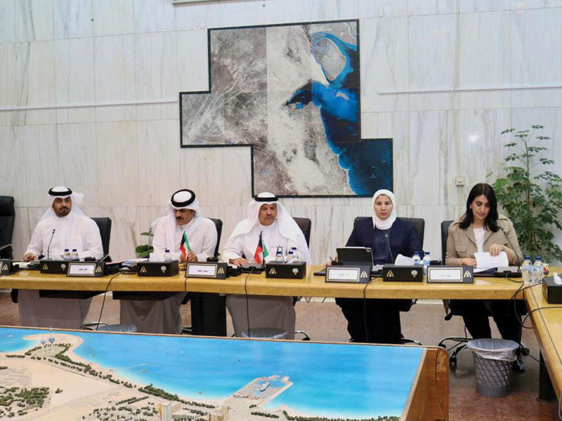 جانب من اجتماع لجنة مبارك الكبير أمس