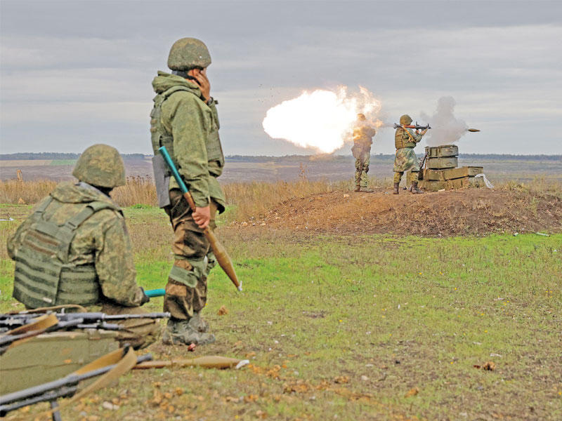 جندي احتياطي روسي يطلق قذيفة «آر بي جي» خلال تدريب ميداني بمنطقة دونيتسك التي تسيطر عليها روسيا   (رويترز)