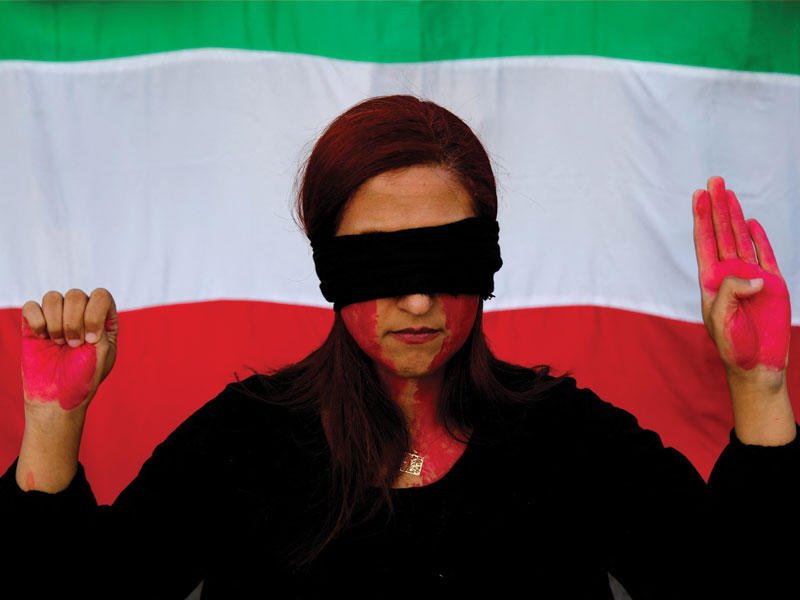 شابة خلال وقفة تضامنية مع الإيرانيات في كتالونيا أمس الأول (رويترز)