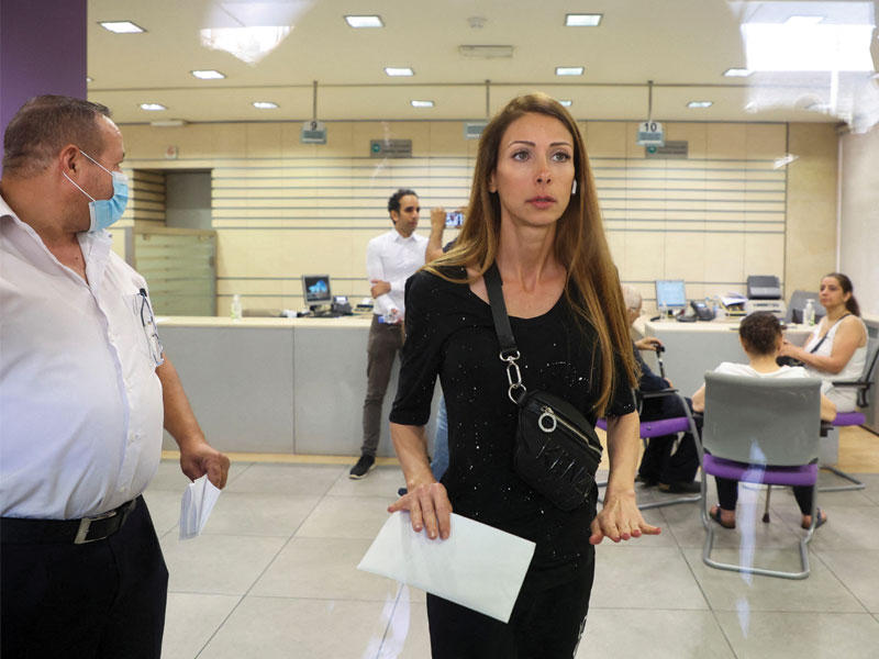 النائب في «كتلة التغيير» سينتيا زرازير داخل المصرف (رويترز)