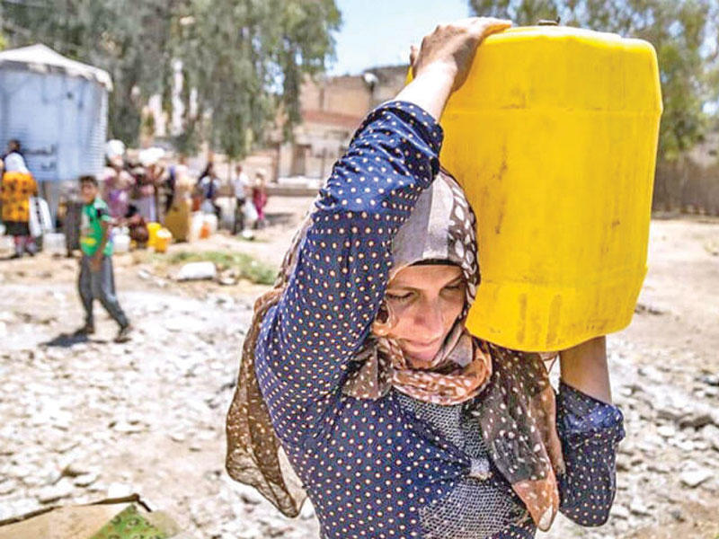 مواطنة سورية خلال نقلها للماء