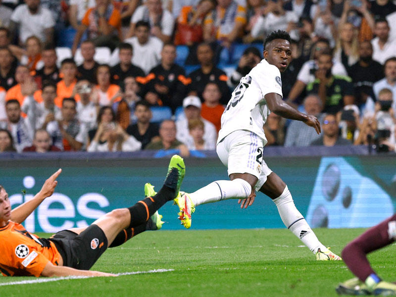 فينيسيوس جونيورز نجم ريال مدريد يسدد باتجاه مرمى شاختار 