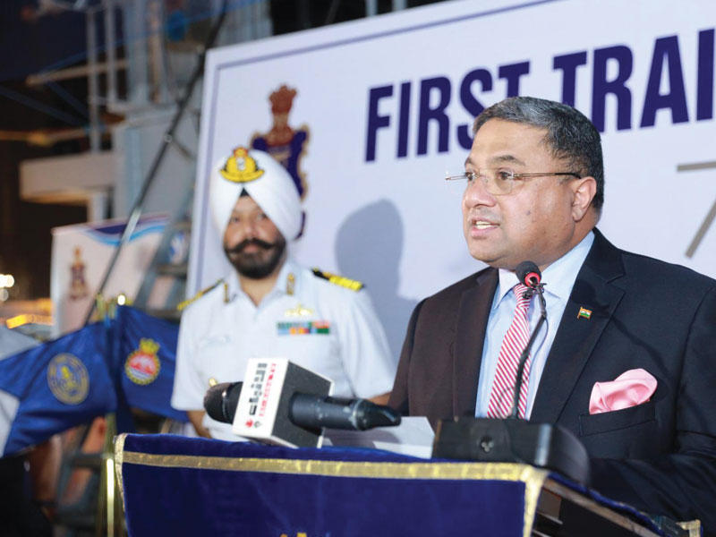 السفير الهندي ملقياً كلمته