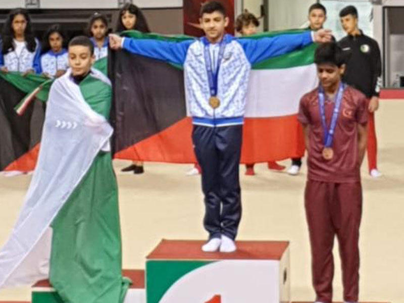 البطل عبدالله مقداد محتفلاً مع منافسيه