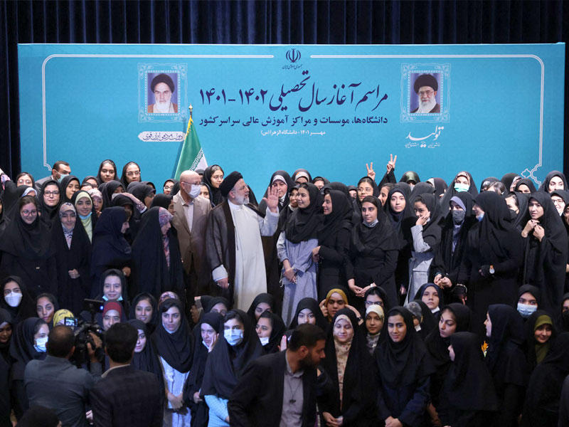 رئيسي متحدثاً إلى طالبات خلال مراسم انطلاق العام الدراسي في جامعة الزهراء بطهران أمس (أ ف ب)