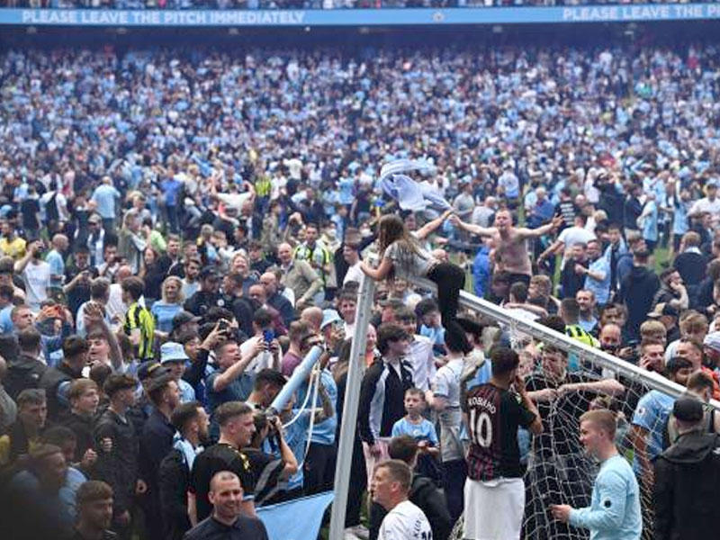 أنصار السيتي عقب اقتحامهم الملعب للاحتفال بحصولهم على لقب بطل الدوري الإنكليزي