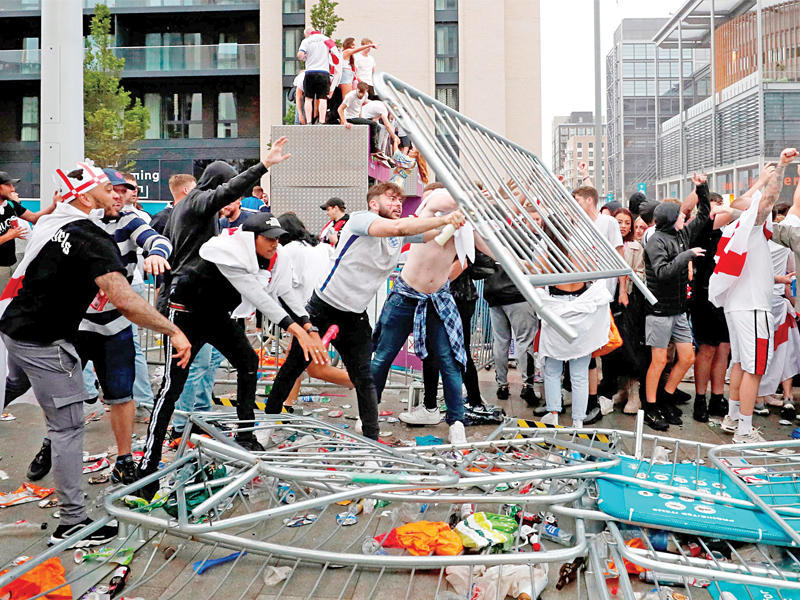 أعمال شعب لجمهور المنتخب الإنكليزي في نهائي يورو 2020