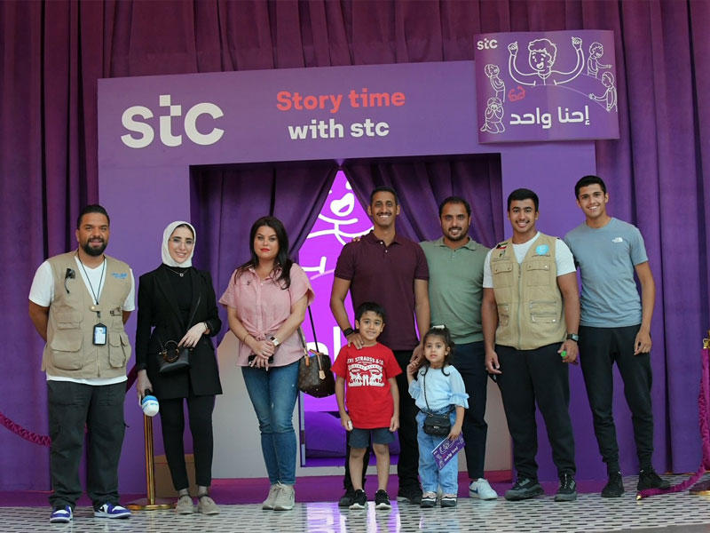 دانة الجاسم مع فريق عمل العلاقات العامة وفريق «تراحم» و«القبس»