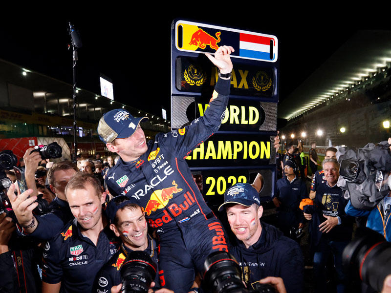السائق فيرستابن يحتفل بالفوز