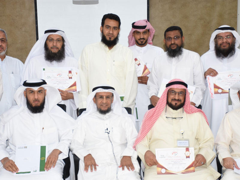  مدير مركز تراث للتدريب التابع لجمعية إحياء التراث الإسلامي جاسم السويدي في صورة جماعية مع المتدربين