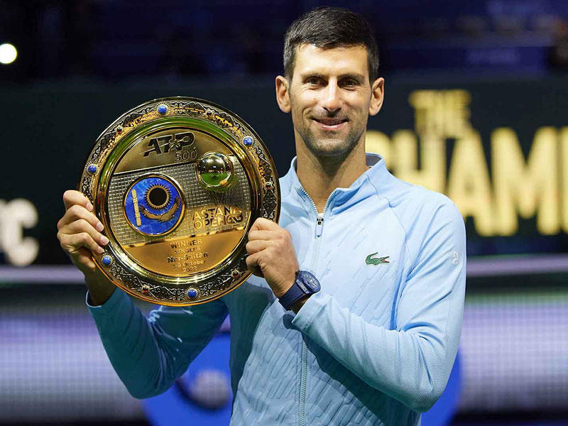 ديوكوفيتش يحمل كأس البطولة