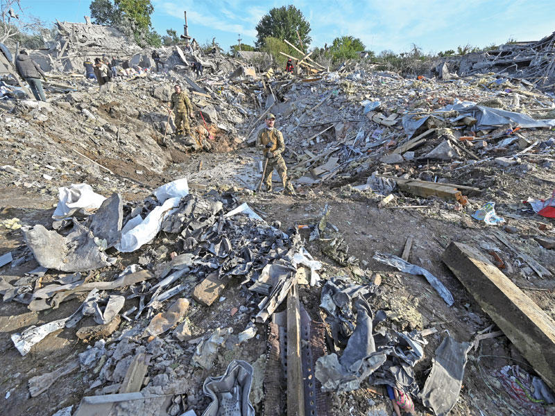 جنود أوكرانيون في موقع تعرّض لقصف روسي أمس (رويترز)