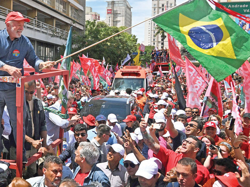لولا رافعاً العلم البرازيلي بين أنصاره في مدينة ساو باولو أمس الأول (أ ف ب)