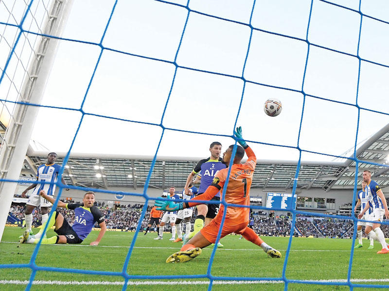 نجم توتنهام هاري كين يحرز هدفه 