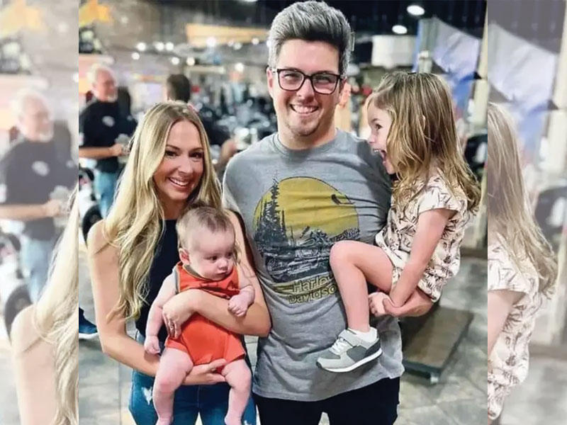 صورة للطفلان برفقة ابويهما