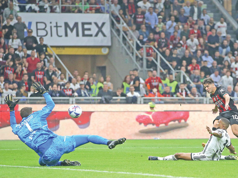 دياز نجم ميلان يحرز الهدف الثاني