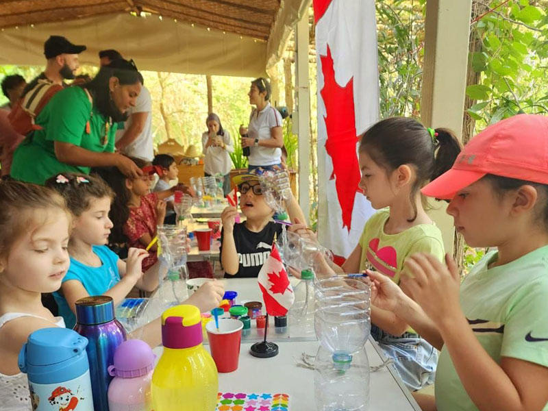 أطفال يشاركون في الفعالية