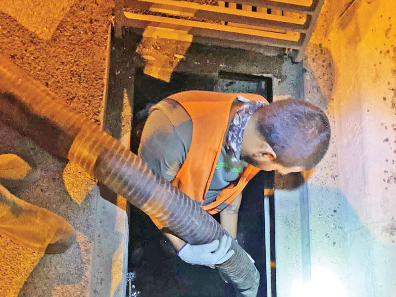 أحد العمال ينظّف المجارير بالطرق السريعة