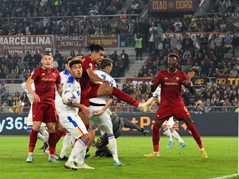 سمولينغ نجم روما يحرز هدفه في مرمى ليتشي