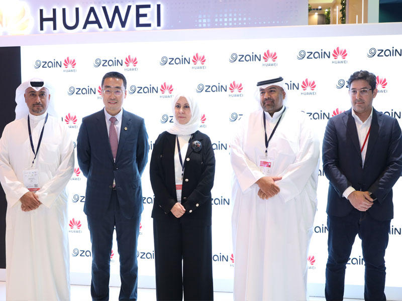 الرئيس التنفيذي لشركة زين الكويت إيمان الروضان تتوسط آن جيان والغربللي والمرزوق في معرض جايتكس